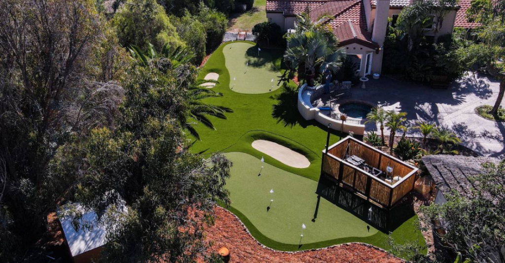 Backyard with the best artificial grass putting green