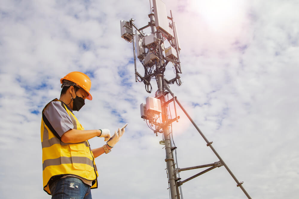 Telecom construction manager investigates the advantages of cloud software.